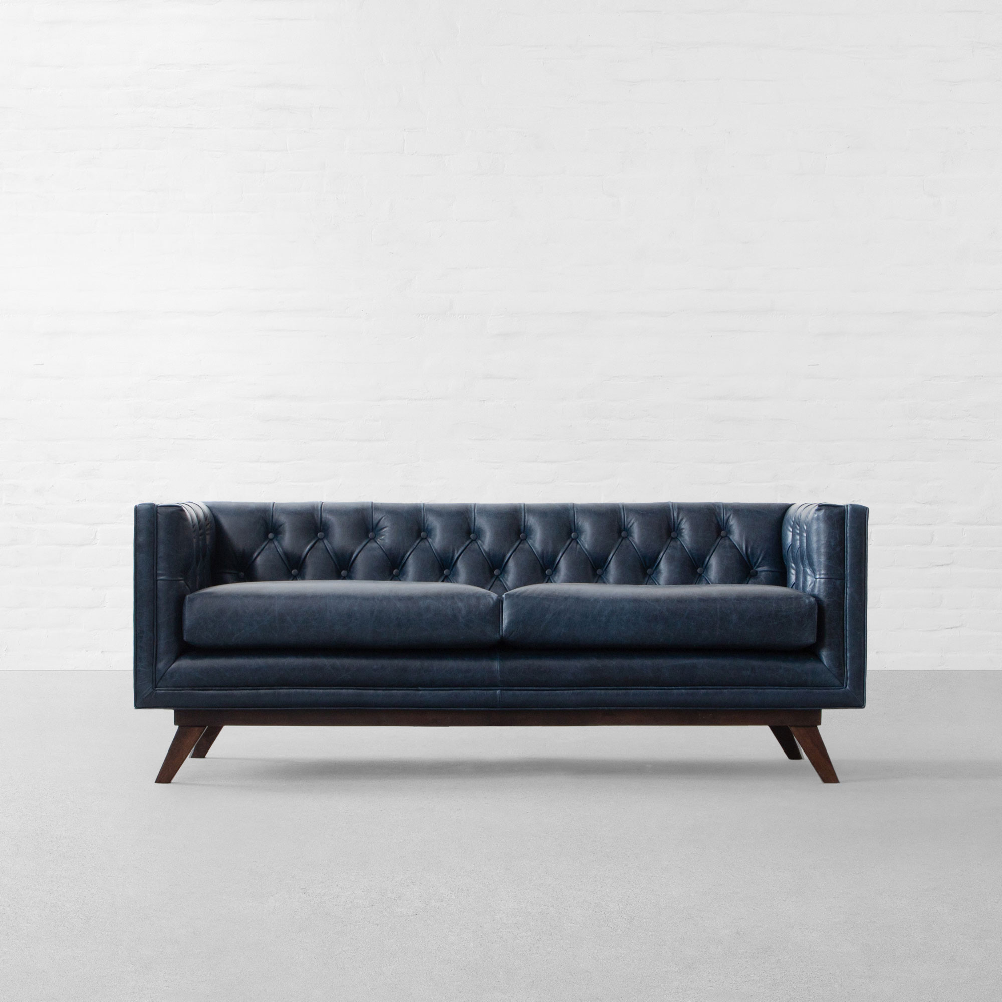 BOMBAY TUFTED LEATHER SOFA