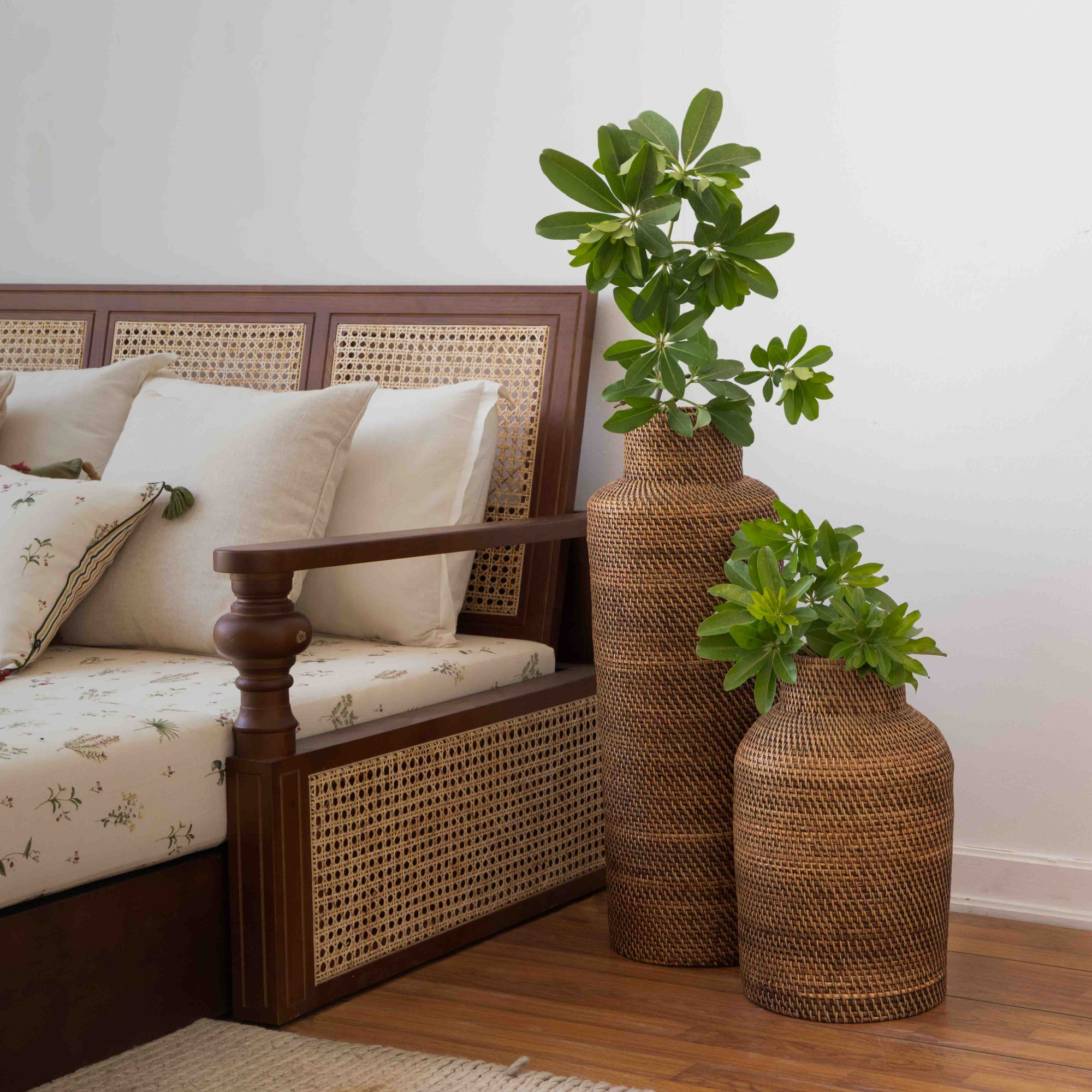 HATA ISLANDER DECORATIVE VASE-NATURAL BROWN
