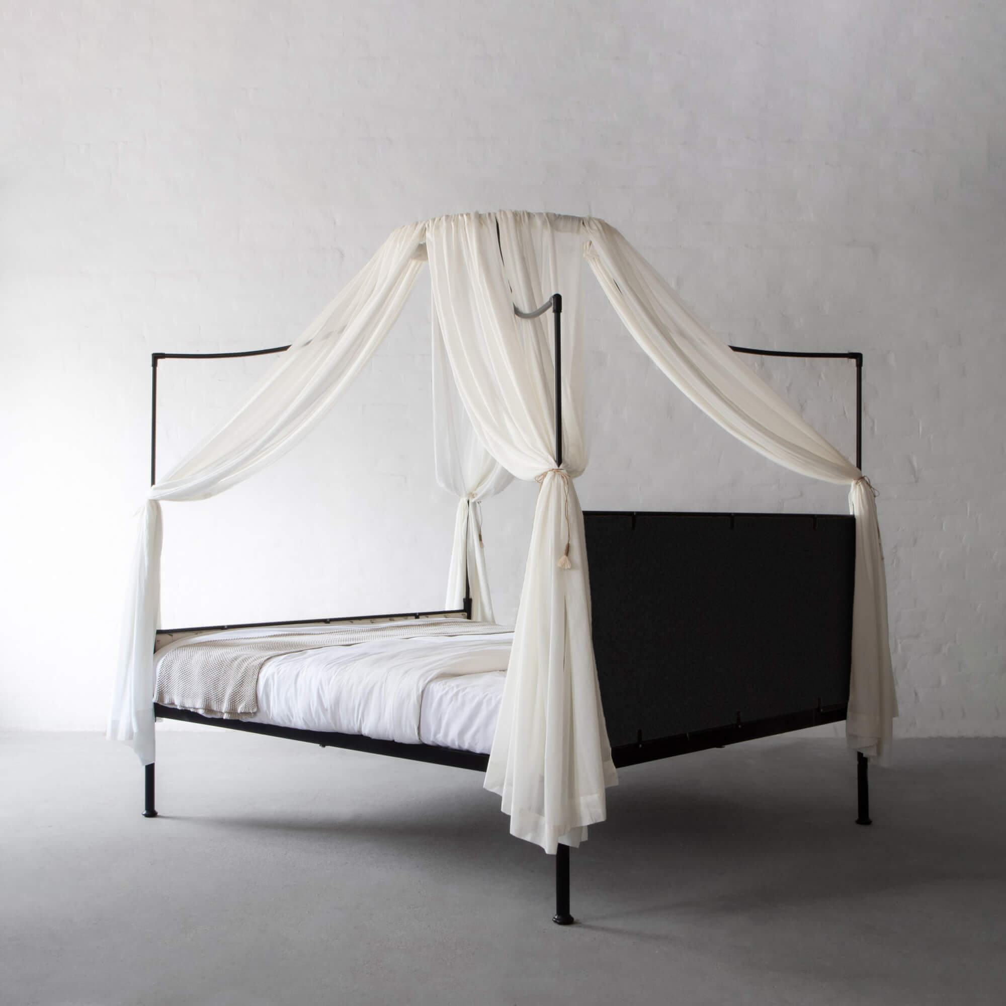 Tuscany Metal Bed (Glossy Ivory)